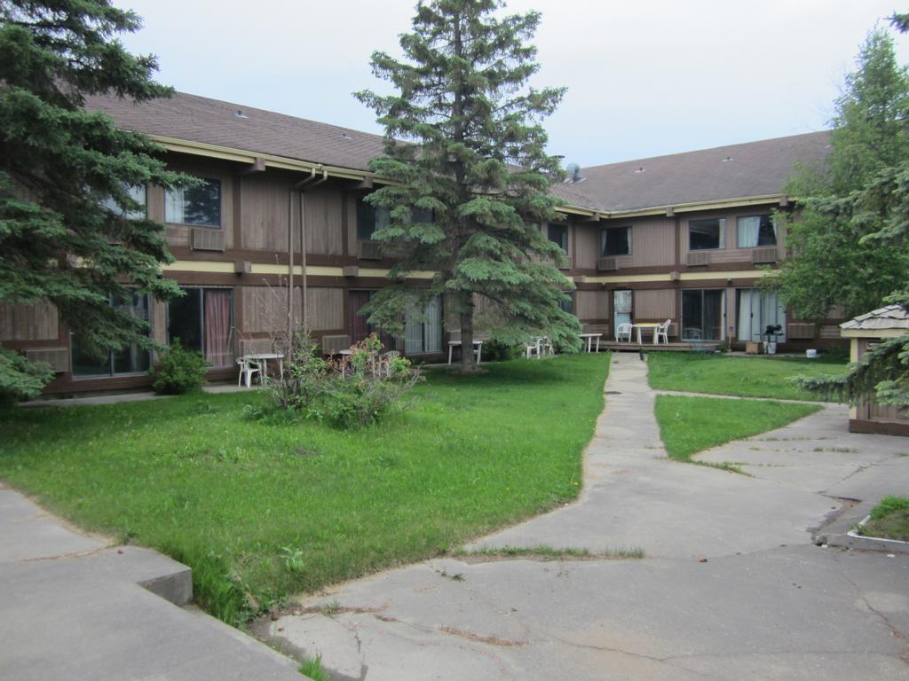 Northwoods Inn Fort St. John Exterior photo